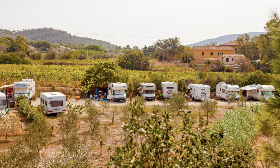 Parkeerplaats Low-cost . Camping Orti di Mare, Eiland Elba, Italië