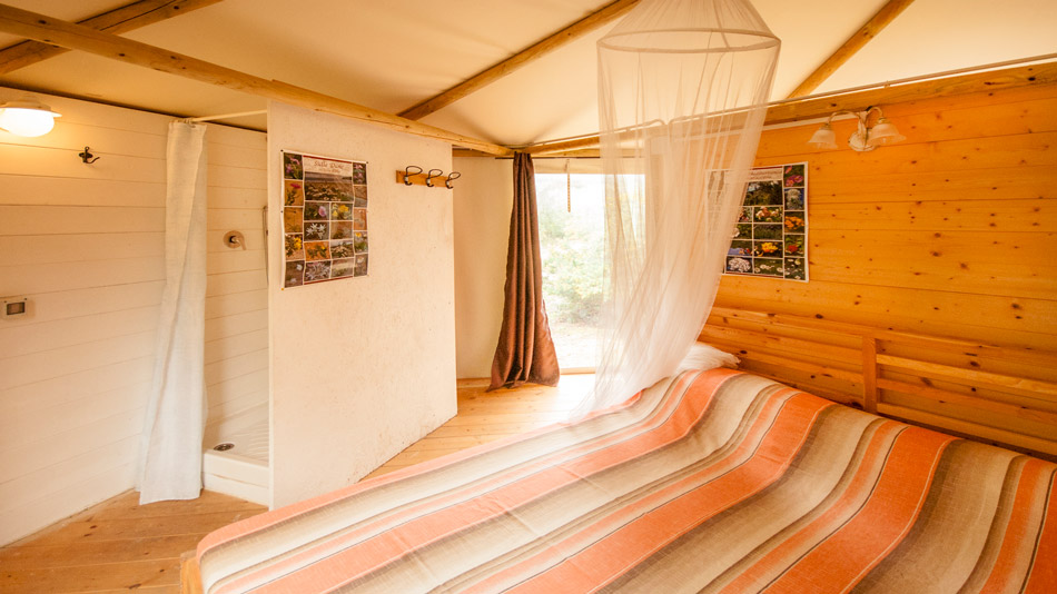 Uitgeruste tent omgeven door de natuur, op een steenworp afstand van de zee. Camping Orti di Mare, Eiland Elba, Italië