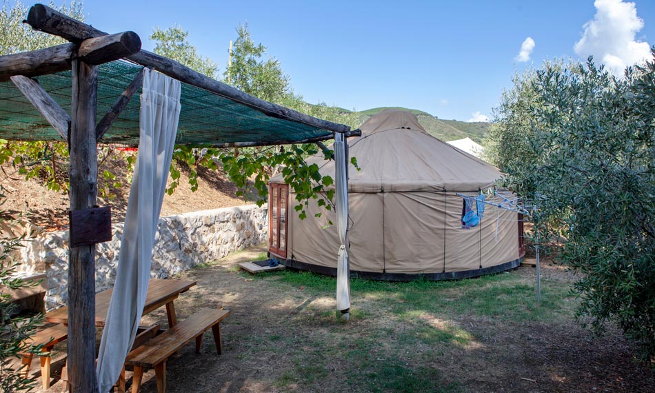 Yurt ondergedompeld in de natuur, op een steenworp afstand van de zee. Camping Orti di Mare, Eiland Elba, Italië