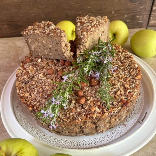 Torta di pane, mele e rosmarino